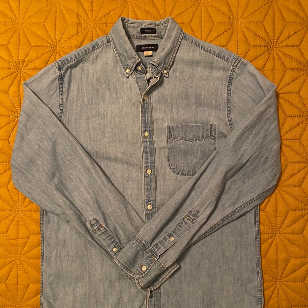 Men’s lightweight denim shirt.